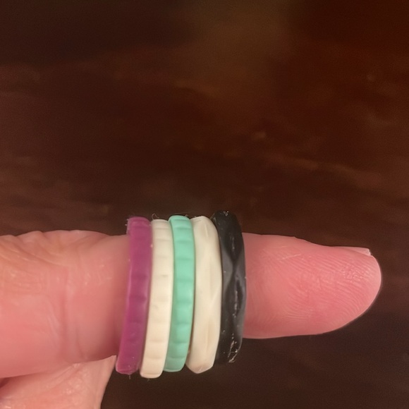 Bundle of 5 silicone rings size 6 - set of 3 are Enso, black&white are unbranded - Picture 2 of 3